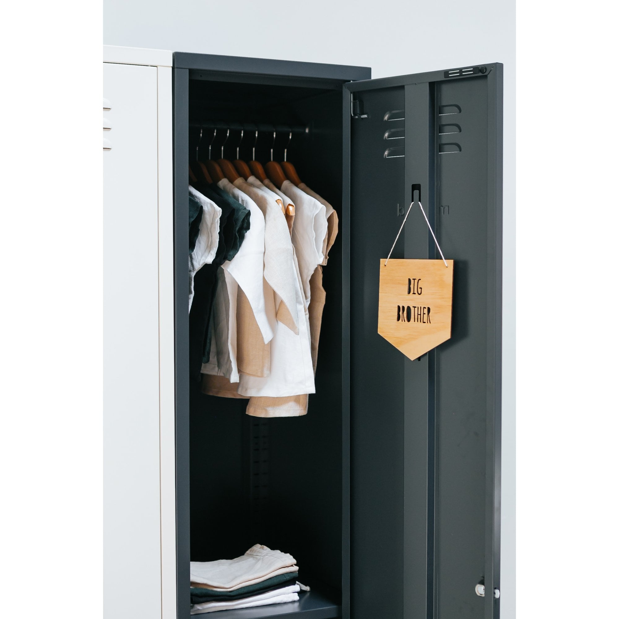 THE SKINNY LOCKER