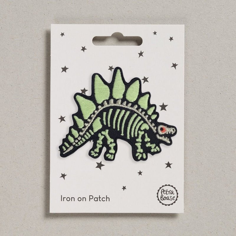 IRON ON PATCH WITH GLOW IN THE DARK DETAILS - Dinosaur Skeleton