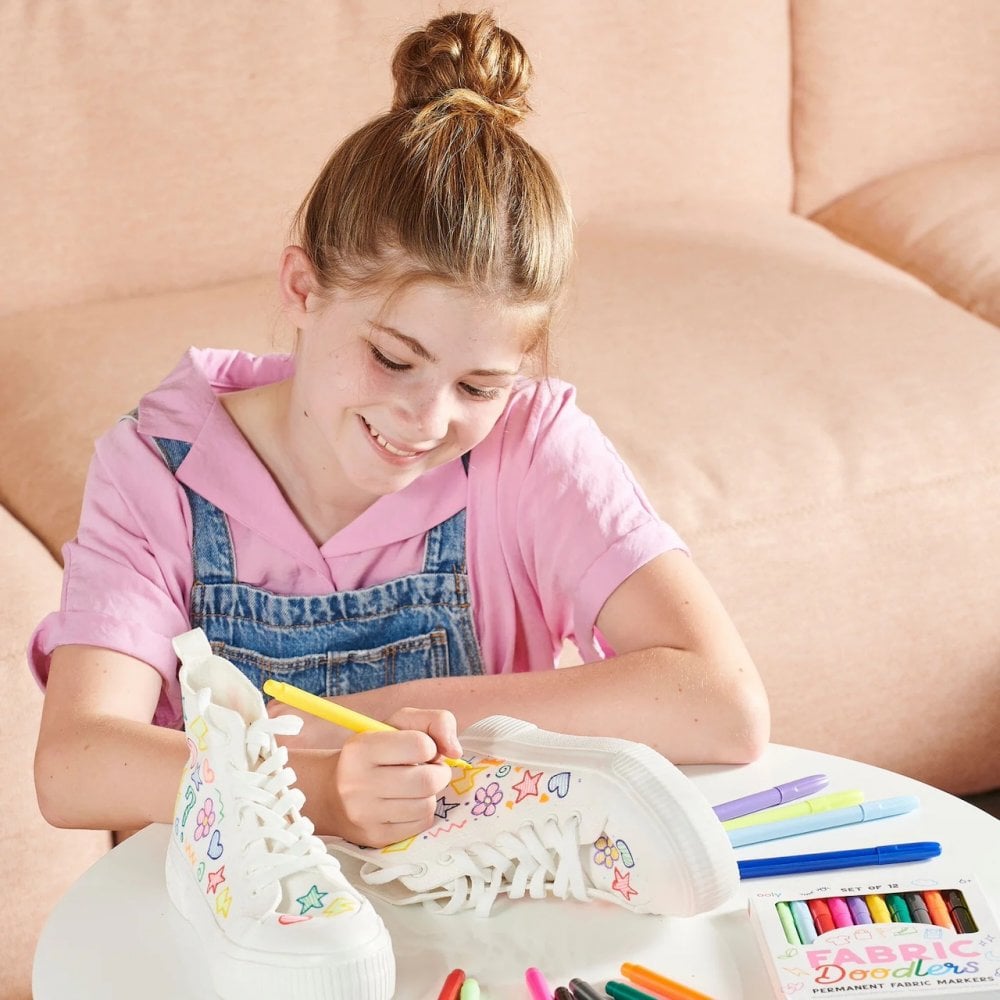 FABRIC DOODLERS MARKERS - 12 COLOURS (6 YEARS+)