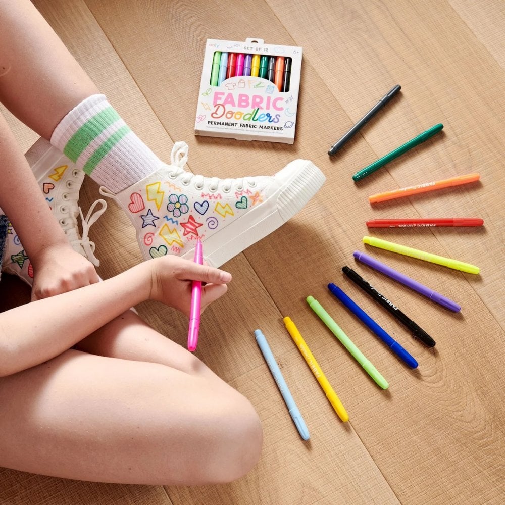 FABRIC DOODLERS MARKERS - 12 COLOURS (6 YEARS+)