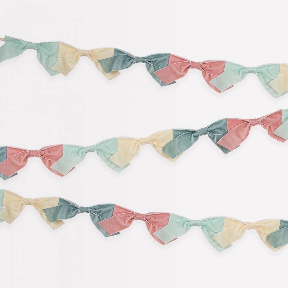 VELVET BOW GARLAND