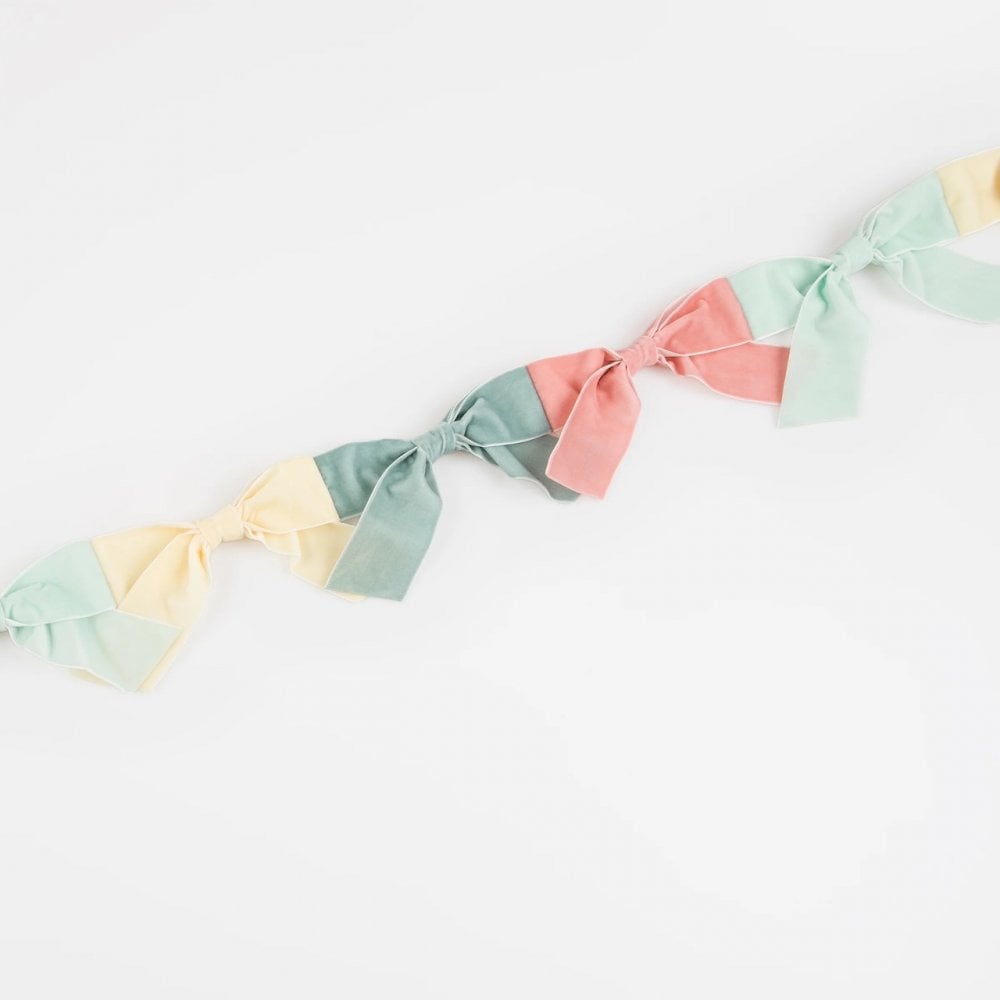 VELVET BOW GARLAND
