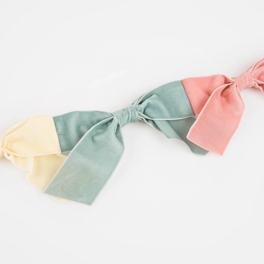 VELVET BOW GARLAND