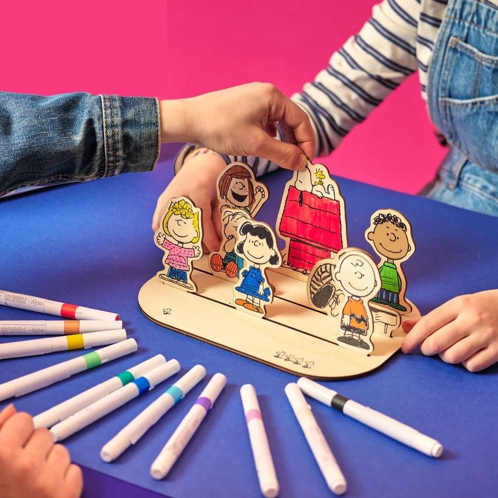 OOLY x PEANUTS COLOUR-IN WOODEN SCENE KIT (6 YEARS+)