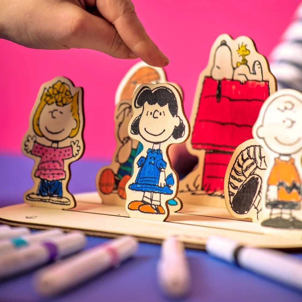 OOLY x PEANUTS COLOUR-IN WOODEN SCENE KIT (6 YEARS+)