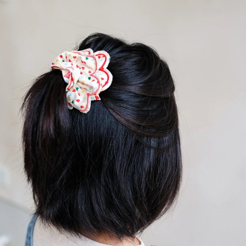 HEART PRINT SCALLOPED HAIR SCRUNCHIE