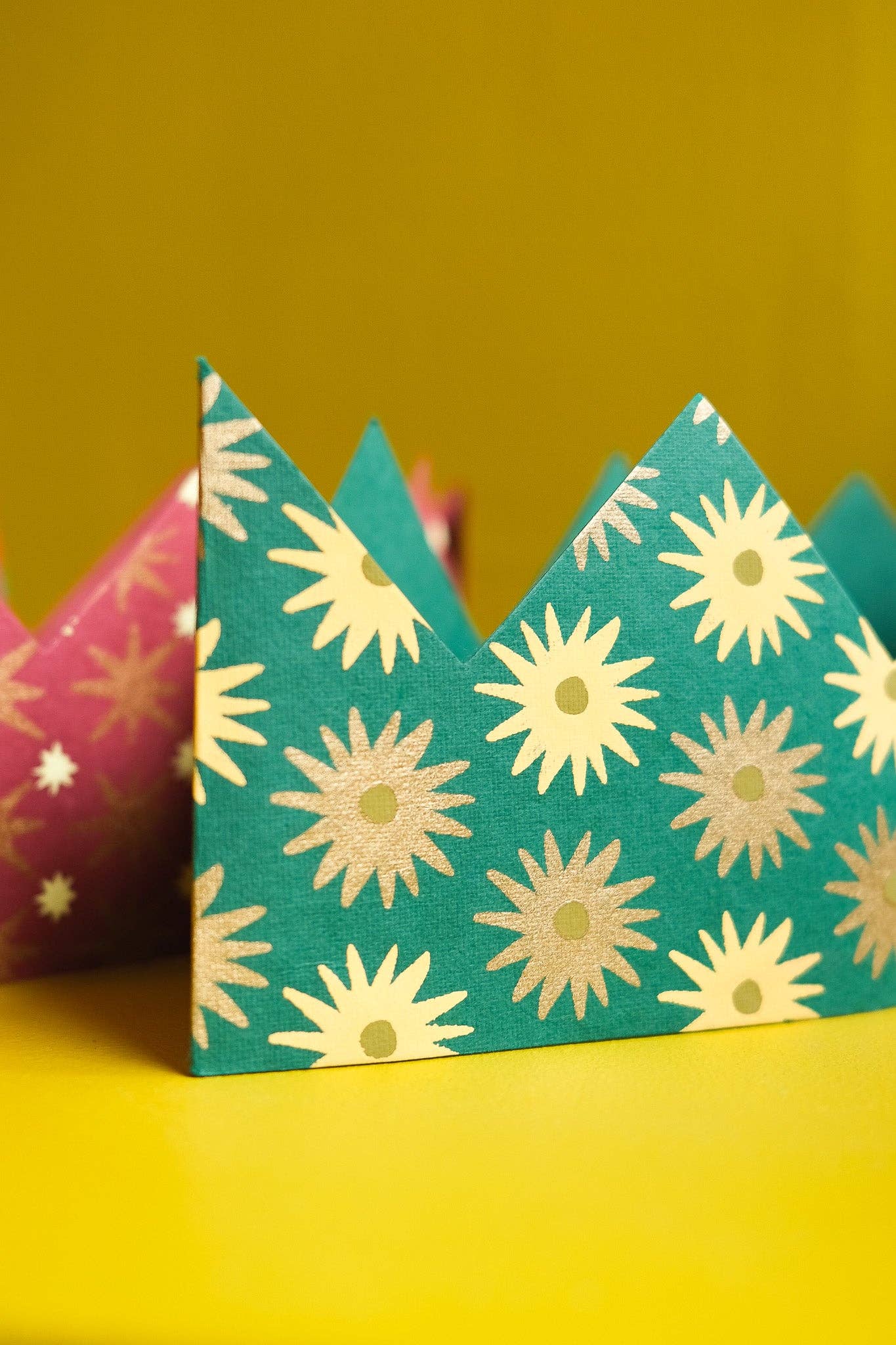 6 FESTIVE PARTY CROWNS