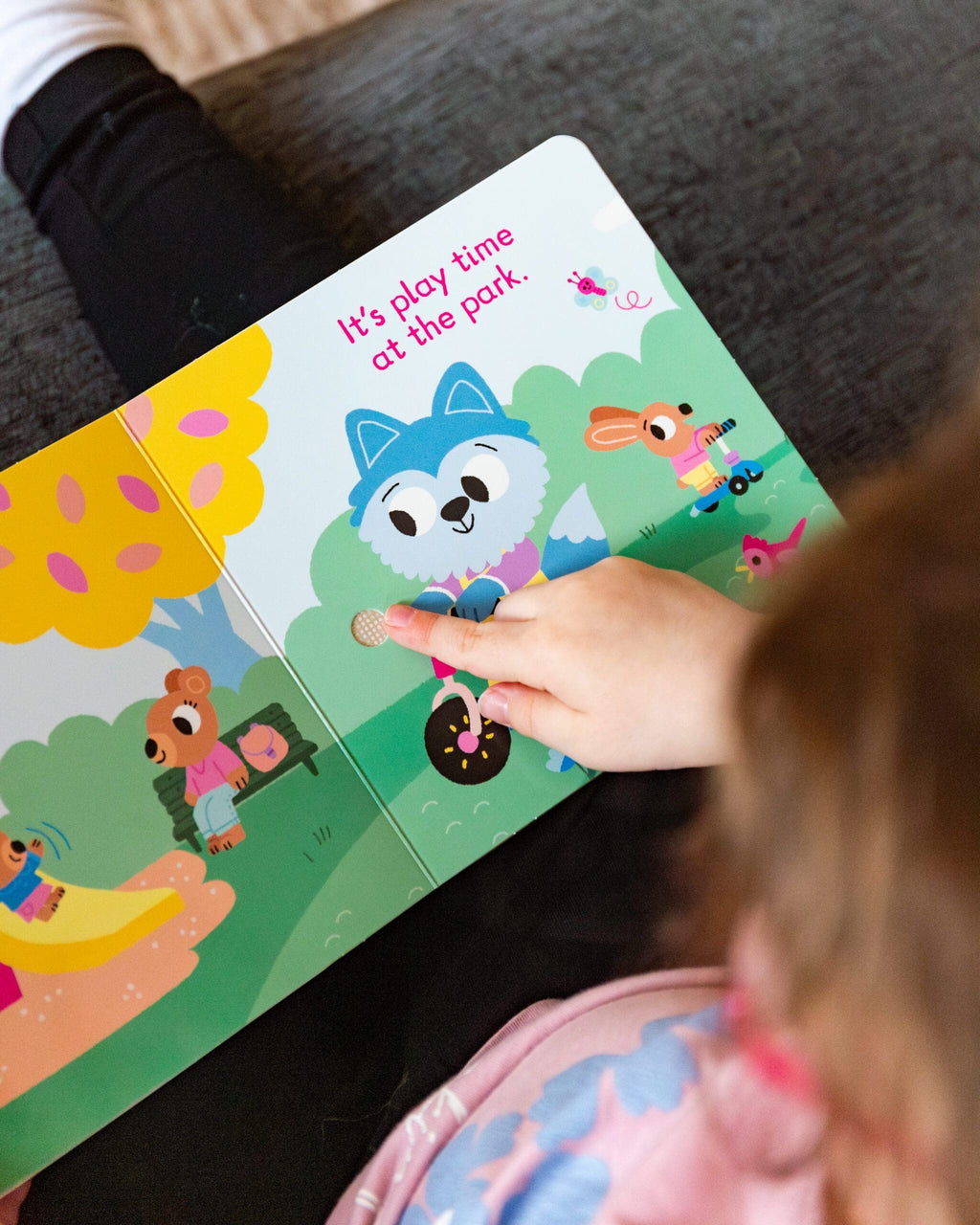 LISTEN TO BABY'S DAY - BOARD SOUND BOOK (0-2 YEARS)