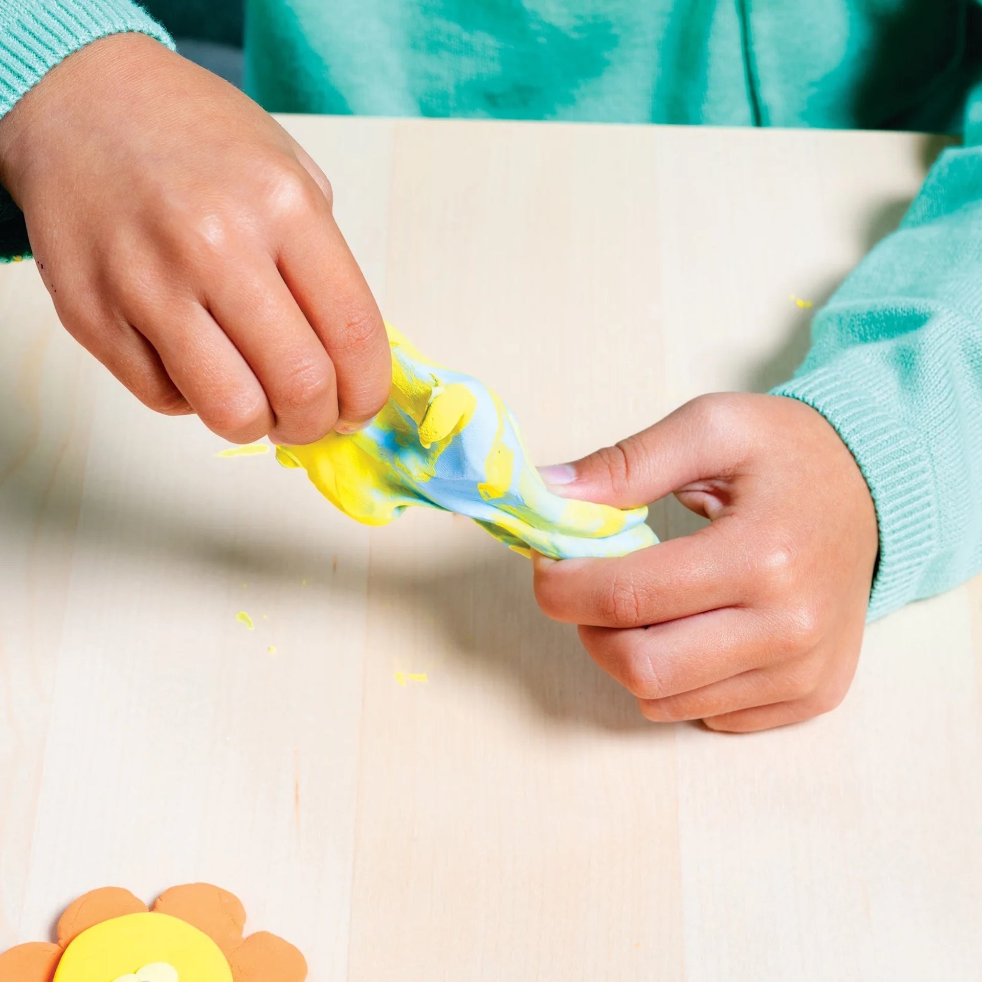 CREATIBLES DIY AIR DRY CLAY KIT - 24 COLOURS + TOOLS