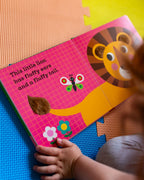 THIS LITTLE LION BOARD BOOK (0-2 YEARS)