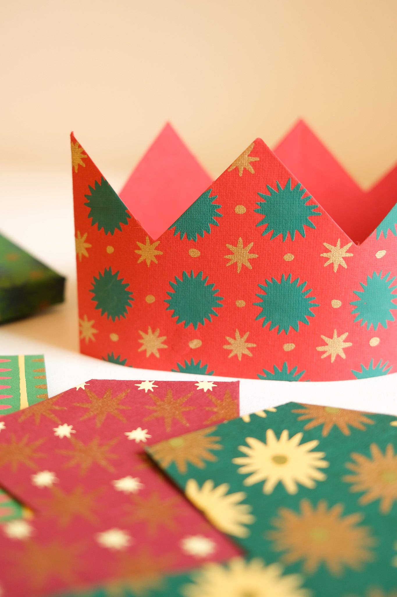 6 FESTIVE PARTY CROWNS