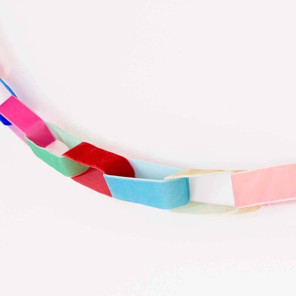 BRIGHT VELVET CHAIN LINK GARLAND