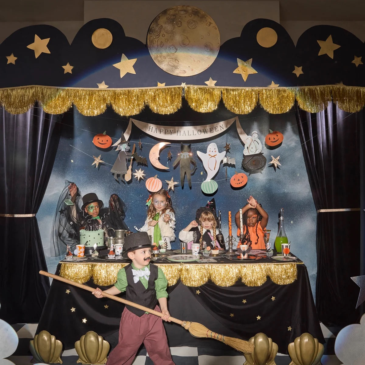 HALLOWEEN CHARACTERS GARLAND SET